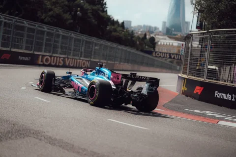 La monoplace Alpine dans les rues de Bakou