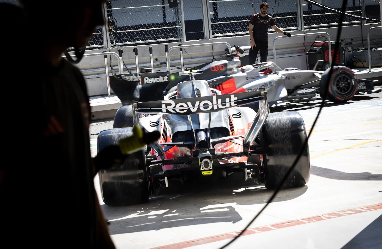 Monoplace Audi F1 dans les stands avec la livrée 2026 Revolut