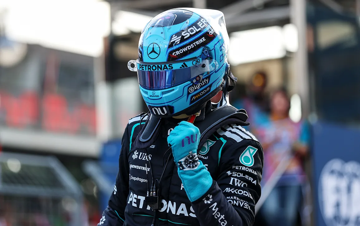 le pilote mercedes george russell à bakou