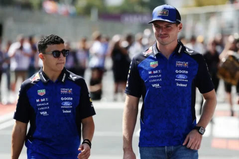 isack hadjar et max verstappen dans le paddock de bakou