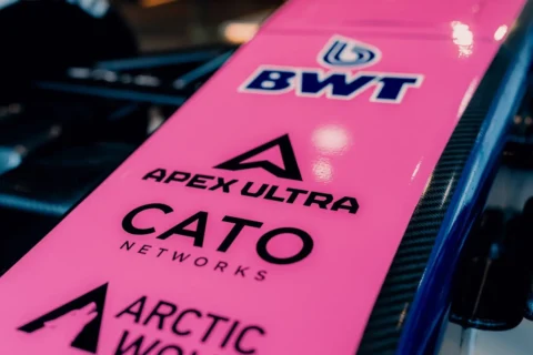Le logo d'Apex Ultra sur le nez de la Formule 1 Alpine
