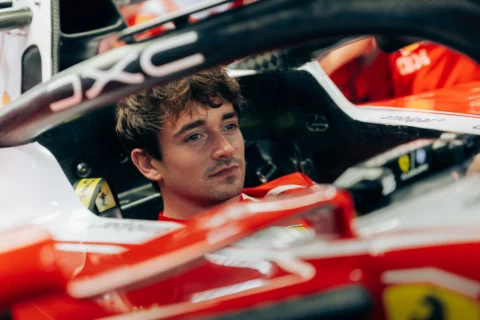 Charles Leclerc dans le cockpit de sa Ferrari à Singapour