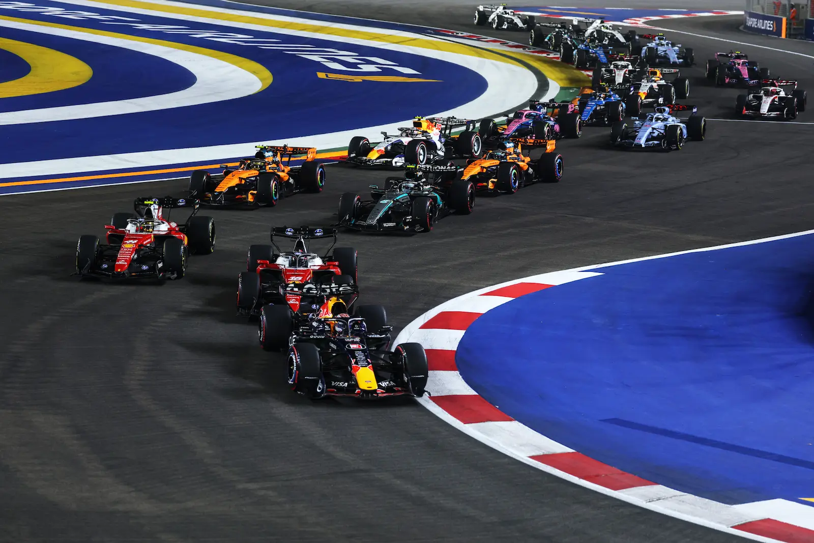 Max Verstappen décroche sa première victoire à Singapour
