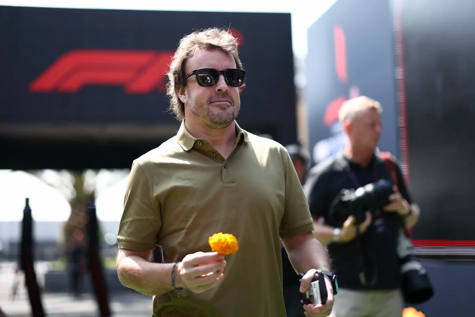 Fernando Alonso dans le paddock de Mexico