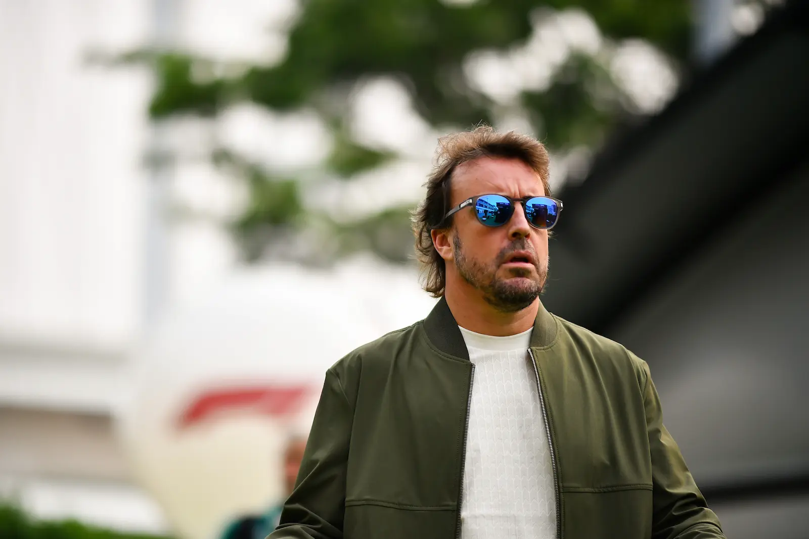 Fernando Alonso dans le paddock de Singapour