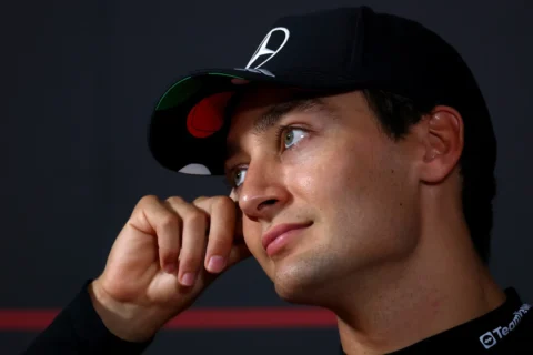 Le pilote Mercedes George Russell en conférence de presse