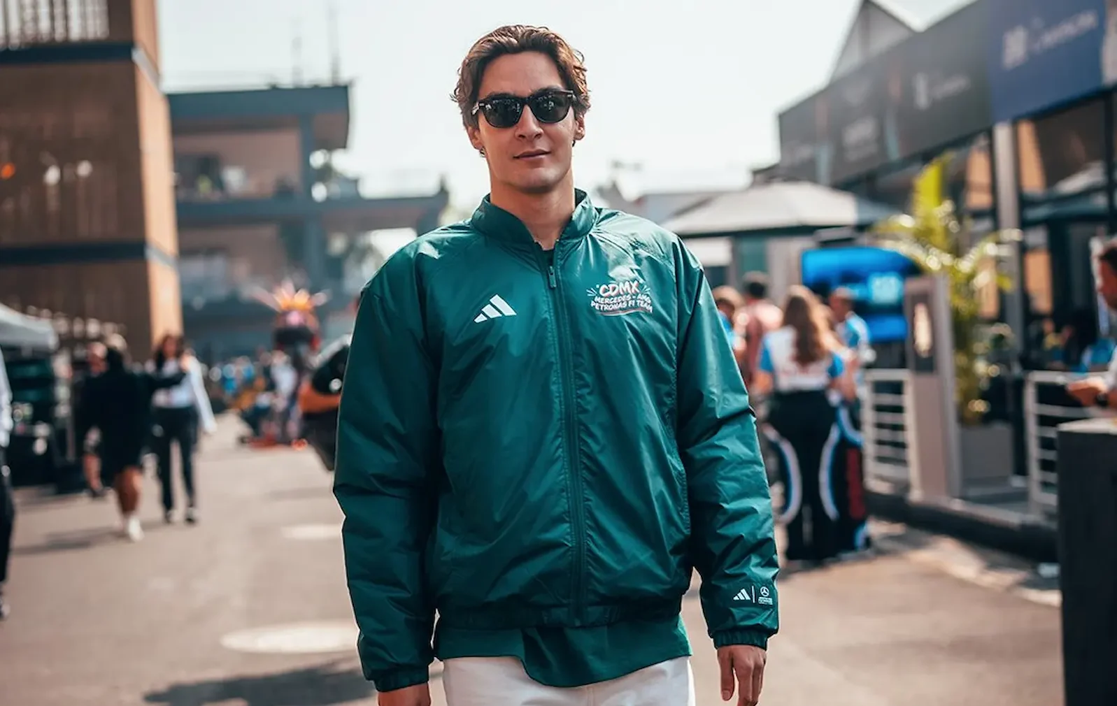 Le pilote Mercedes George Russell dans le paddock de Mexico