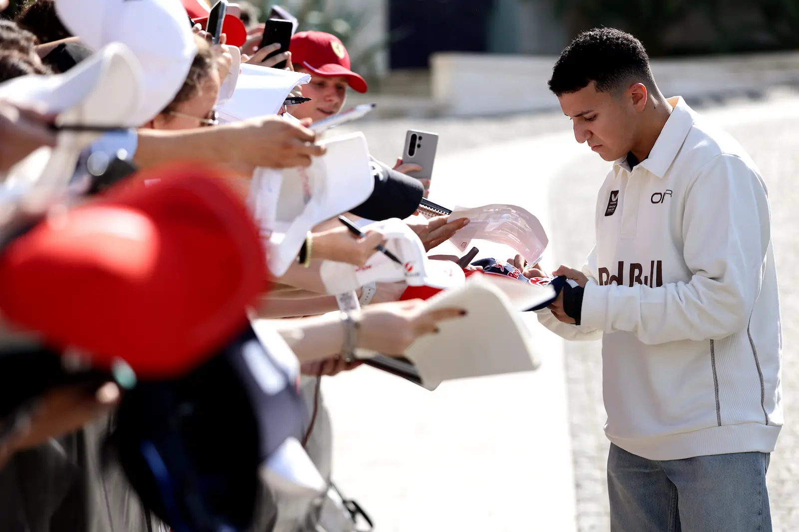 Le Français Isack Hadjar solicité par des fans pour des autographes à Bakou