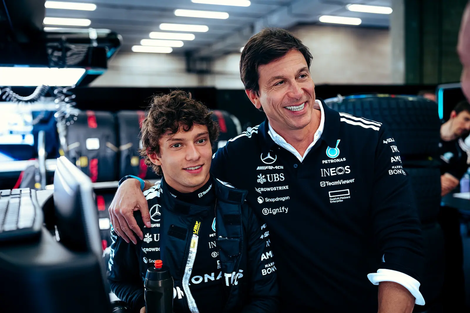 Kimi Antonelli et Toto Wolff dans le garage Mercedes