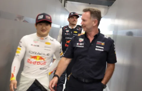 Max Verstappen derrière Christian Horner