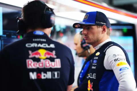 Le pilote Red Bull Max Verstappen dans le garage de l'équipe à Sepang