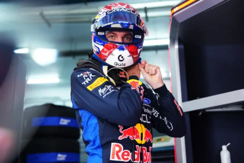Le pilote Red Bull Max Verstappen dans le garage à Sepang en Malaisie
