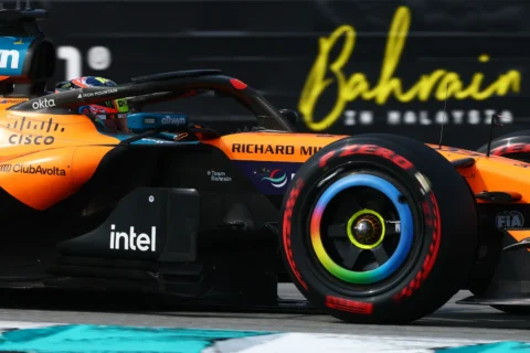 La McLaren d'Oscar Piastri sur le circuit de Sepang en Malaisie