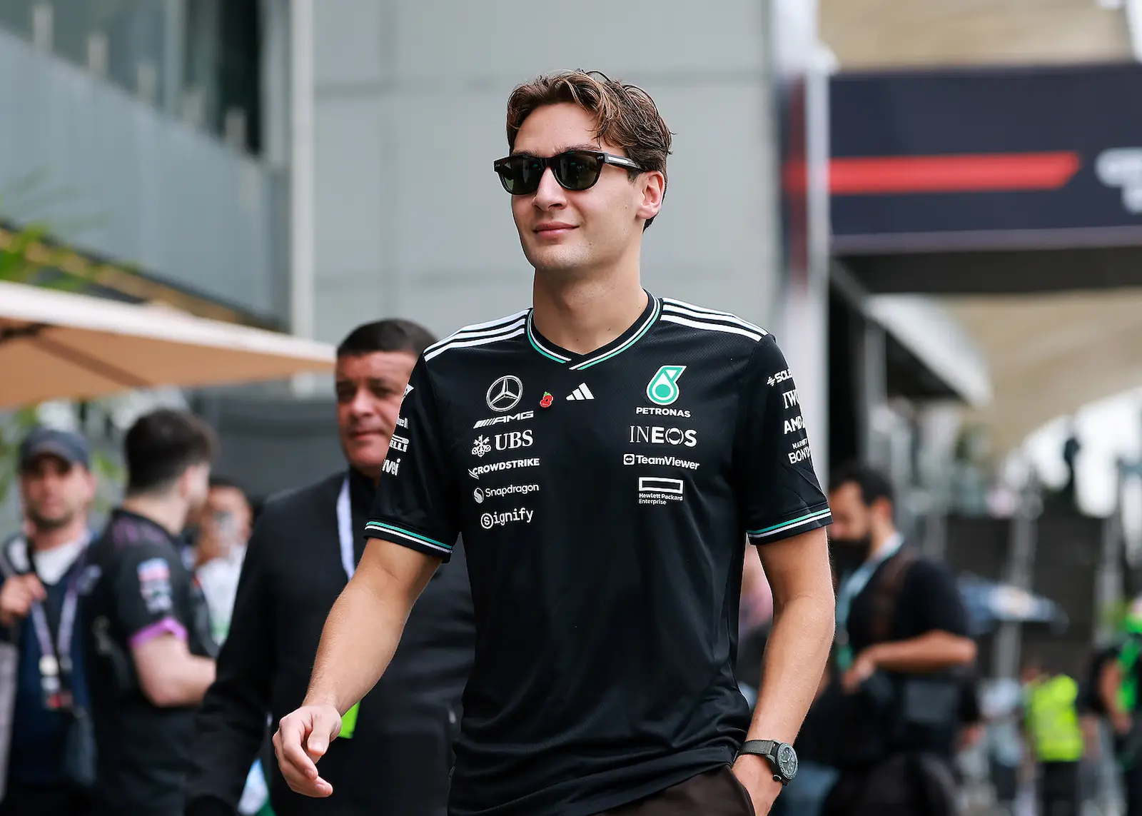 Le pilote Mercedes George Russell dans le paddock de la F1