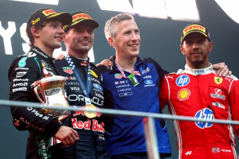 Max Verstappen, Kimi Antonelli et Lewis Hamilton sur le podium du GP de Bahreïn