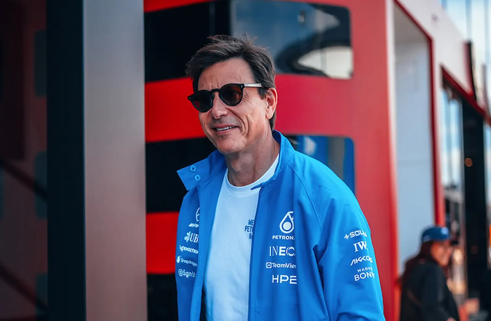 Wolff défend Russell face aux doutes de Marko sur son avenir