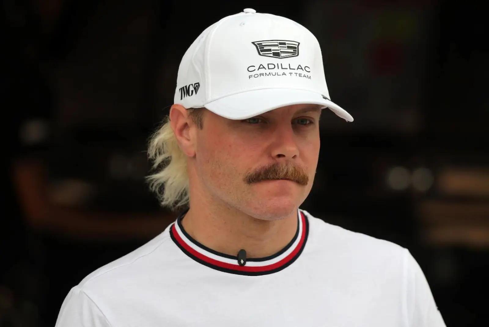 Le pilote Cadillac Valtteri Bottas dans le paddock de la F1